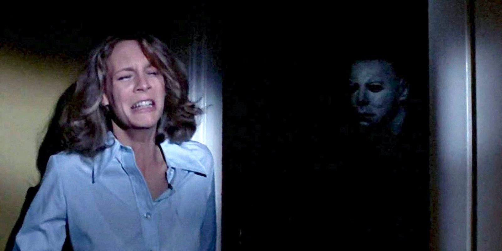Michael Myers smyger sig på Laurie (Jamie Lee Curtis) i Halloween från 1978. Foto: Compass International Aquarius Releasing