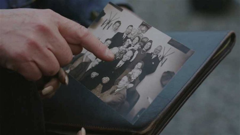 Thomas visar ett familjefoto på Carolas mormors far