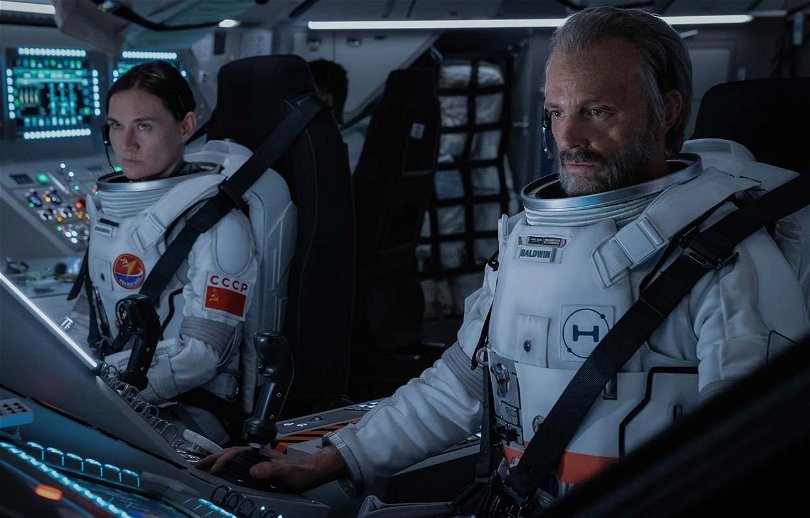 Joel Kinnaman i ett rymdskepp i For All Mankind. Snart kanske han möter utomjordingar.