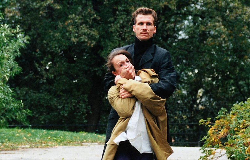 Dramatiskt ögonblick när en man håller fast en kvinna i Beck: The Money Man.