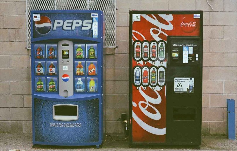 Två vending machines, en av märket Pepsi och en av märket Coca Cola