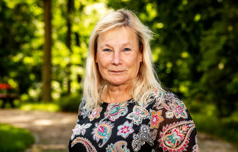 Lär känna superkvinnan Harriet Larssén som medverkar i ”Hotell Romantik” 2025