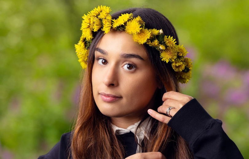 Allt om Fatima Jelassi – från maskrosbarn till hyllad artist och sommarpratare