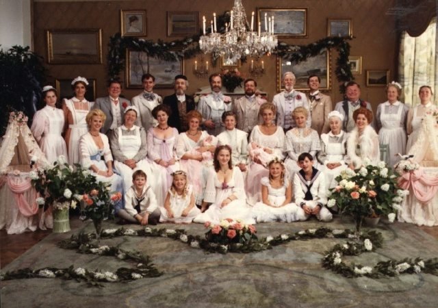 Familjen Ekdahl i Fanny och Alexander av Ingmar Bergman.