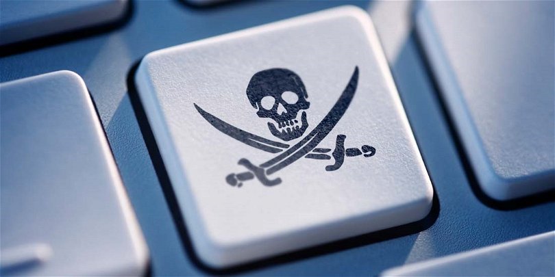 Ett tangentbord med en piratsymbol på.