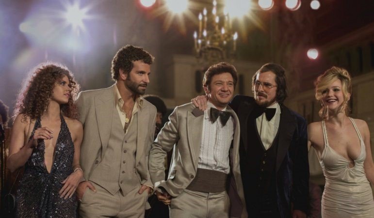 Amy Adams, Bradley Cooper, Jeremy Renner, Christian Bale och Jennifer Lawrence får vid varandra i "American Hustle".