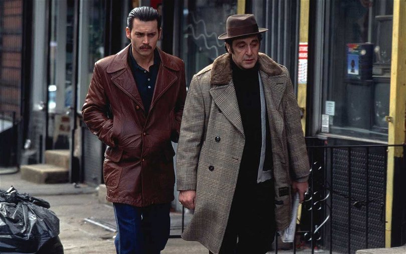 Johnny Depp och Al Pacino går ner längs en gata i filmen "Donnie Brasco"
