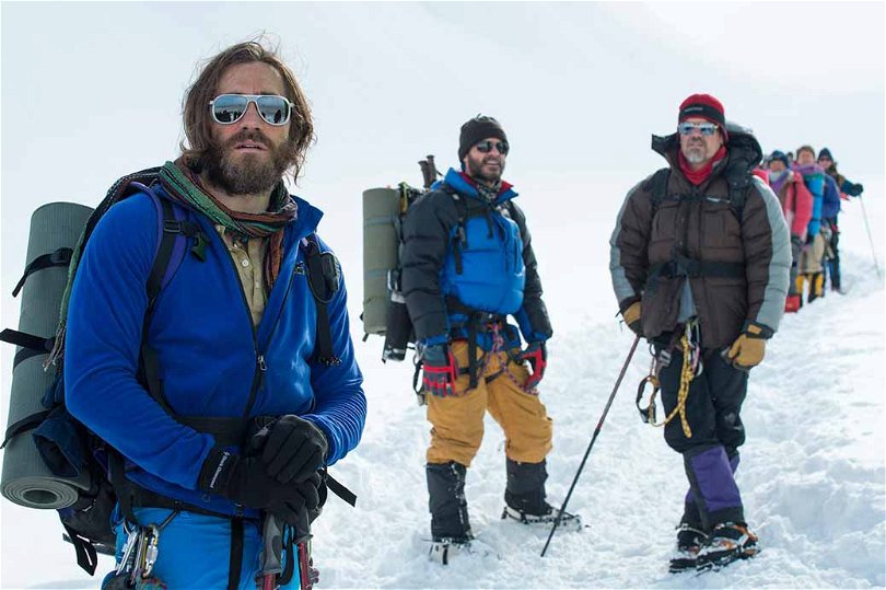 En del av expeditionen i Everest står i en snörik miljö.