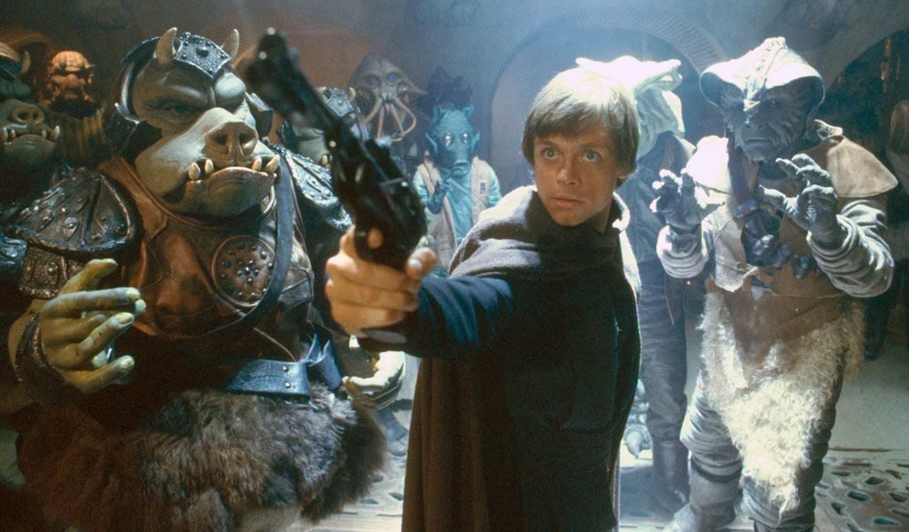 Luke Skywalker håller i en pistol hemma hos Jabba.