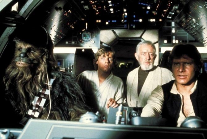 Chewbacca, Luke, Obi-wan och Han Solo sitter i Milleniumfalken. 