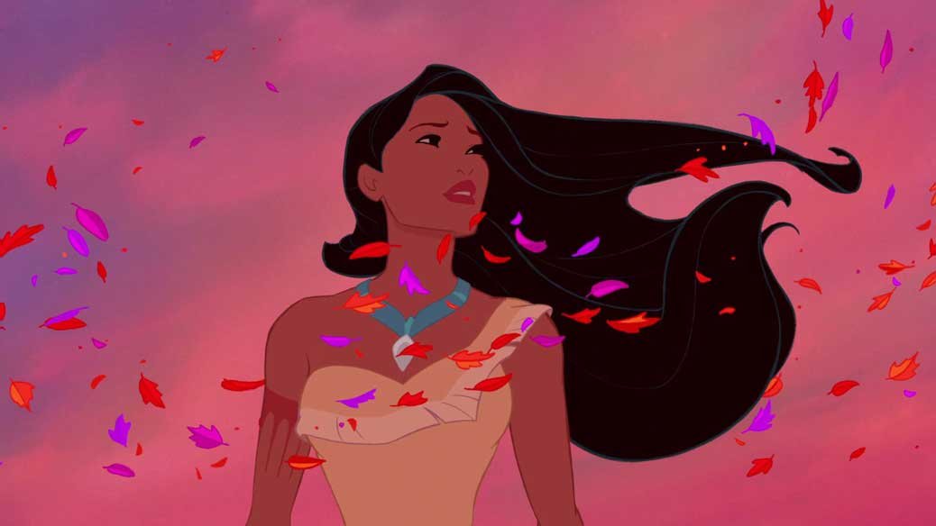 Pocahontas står i solnedgången med löv blåsande i sitt hår.