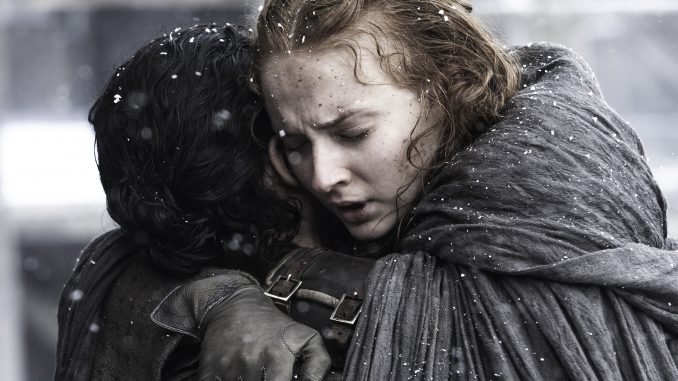 Jon Snow och Sansa Stark kramas i Game of Thrones. 