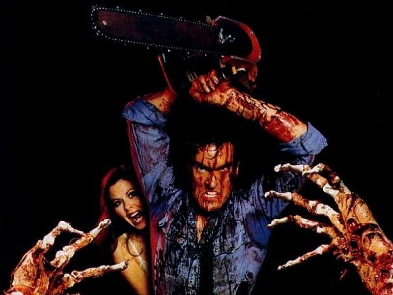 Bruce Campell håller upp en motorsåg i "Evil Dead"
