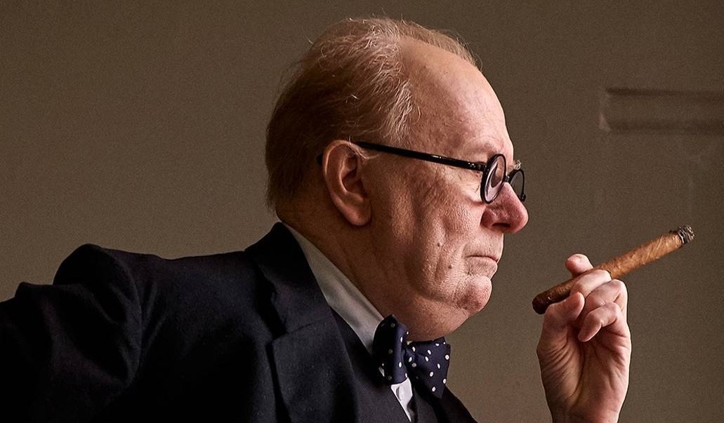 Winston Churchill röker en cigarr - bästa filmtipsen 2018