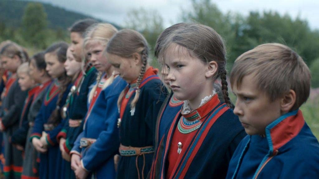 Stillbild på samiska skolbarn i "Sameblod"