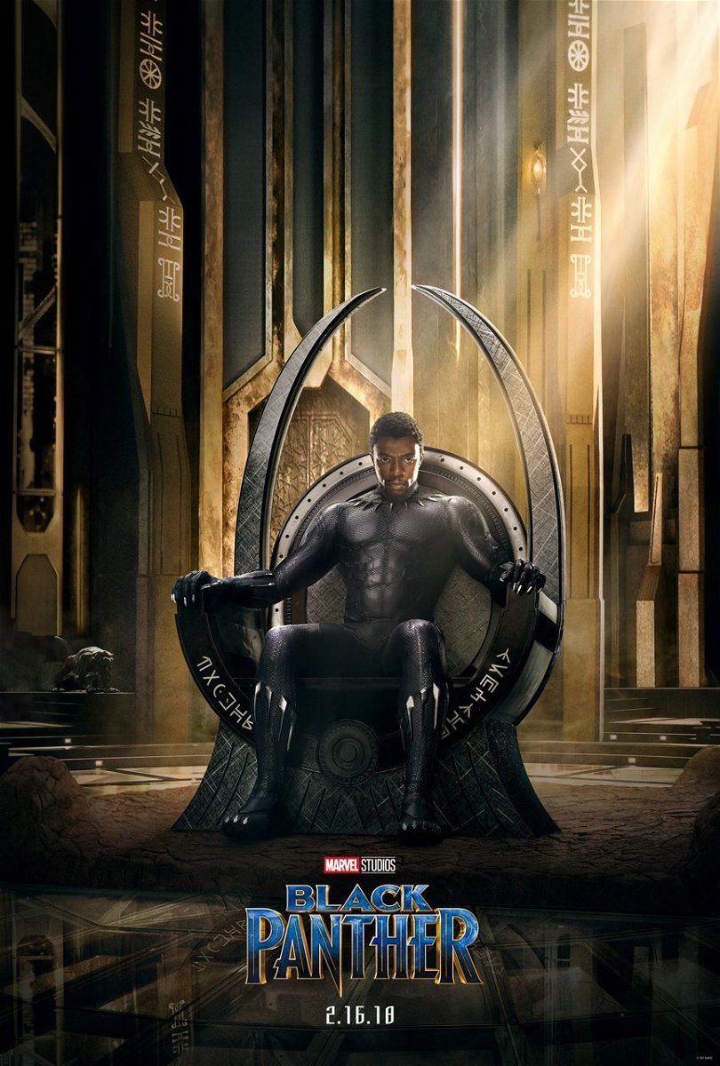Filmposter från Marvels "Black Panther". Prins T'Challa sitter på sin tron i sin Black Panther-dräkt.
