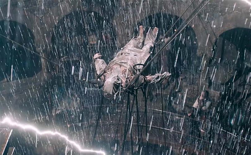 Ur Victor Frankenstein. Frankensteins monster väcks till liv i en regn- och blixtstorm.