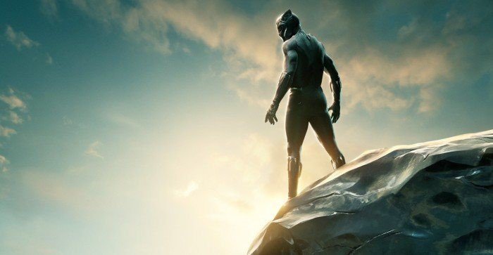 Black Panther står på en klippa - bästa filmtipsen 2018