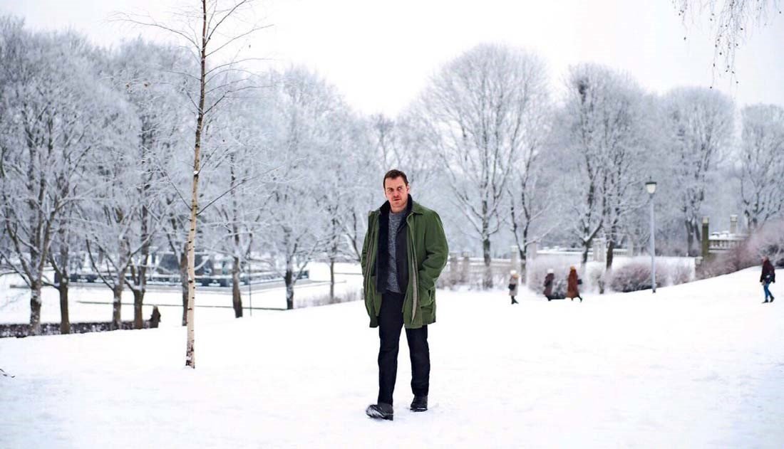 Snömannen. Michael Fassbender går i ett snöklätt landskap som detektiven Harry Hole i "Snömannen"