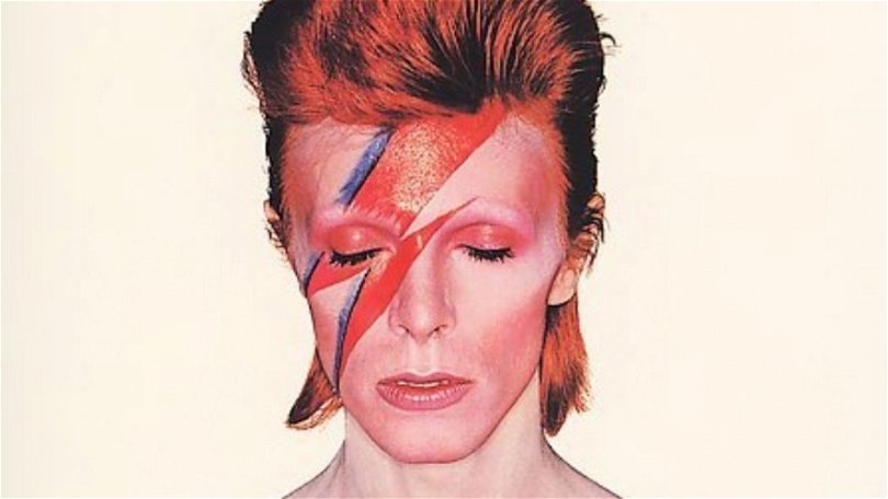 En bild på sminkad David Bowie