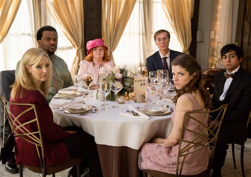 Casten från filmen "Table 19" sitter samlad
