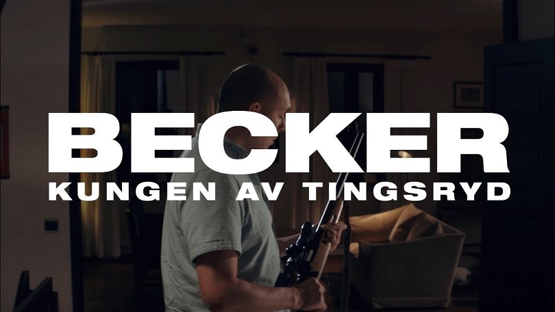 En bild i ett vardagsrum innehållande huvudkaraktären Becker i Martin Larssons Becker - Kungen av Tingsryd. 