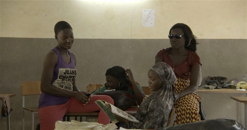 Från Ouaga Girls. Några av kvinnorna sitter utspridda i klassrummet och pratar. 