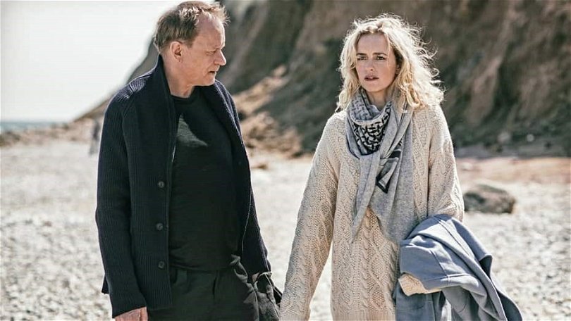 Stellan Skarsgård och Nina Hoss går på stranden i filmen Tillbaka till Montauk