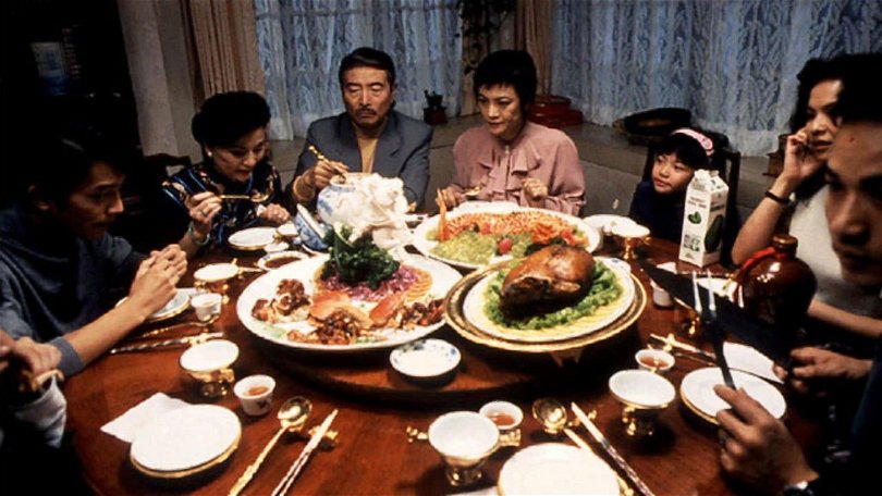 Från filmen Mat, dryck, man, kvinna. En familj sitter runt ett bord och äter mat