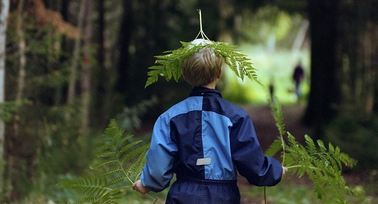 Barn leker i skogen i dokumentärfilmen Barndom