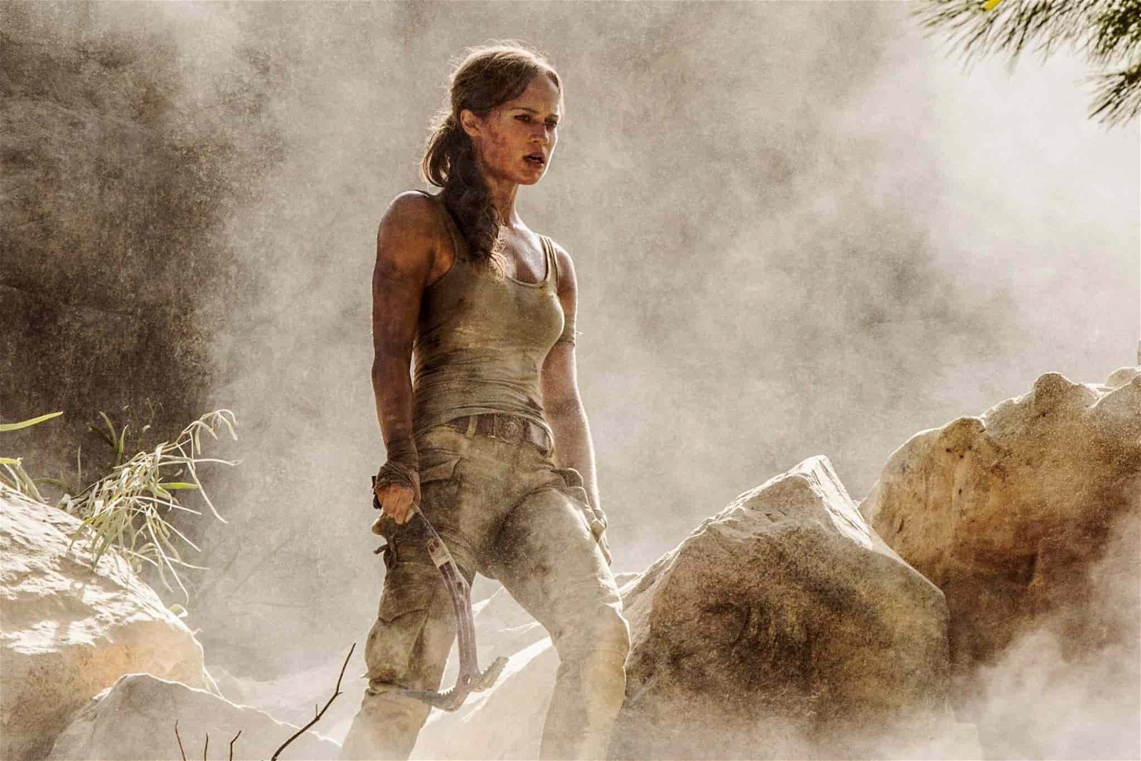 Alicia Vikander som Lara Croft. Smutsig och heroisk