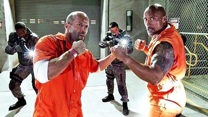 Jason Statham och Dwayne Johnson i fängelsedräkter