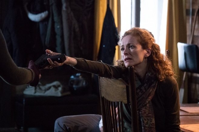 Karaktären Judith ger bort en pistol i Slasher – en bra skräck serie på Netflix