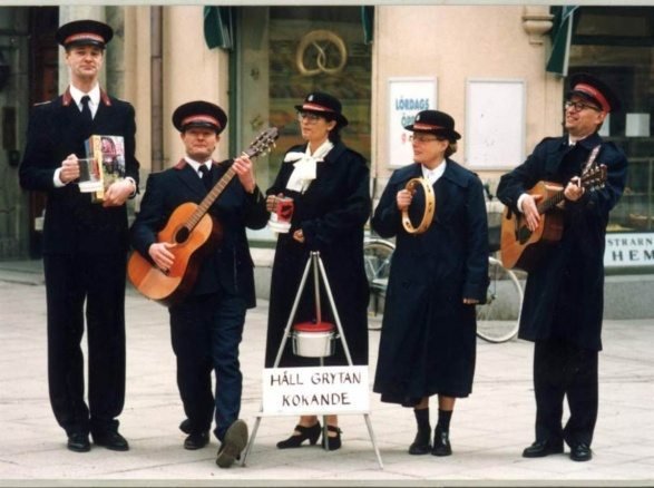 Från Yrrol - En fantastiskt genomtänkt film. Fem personer från frälsningsarmén står på gatan och spelar musik tillsammans. 