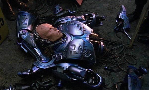 Robocop sönderhuggen i bitar