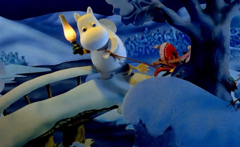 Mumintrollet går över en snöbelagd bro med fackla i handen i filmen Trollvinter Mumindalen