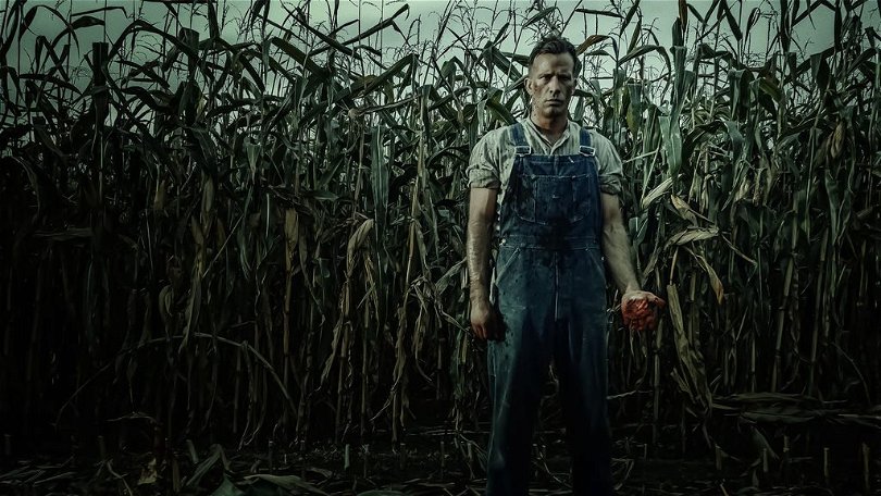 1922 En bonde står ute på sitt majsfält.