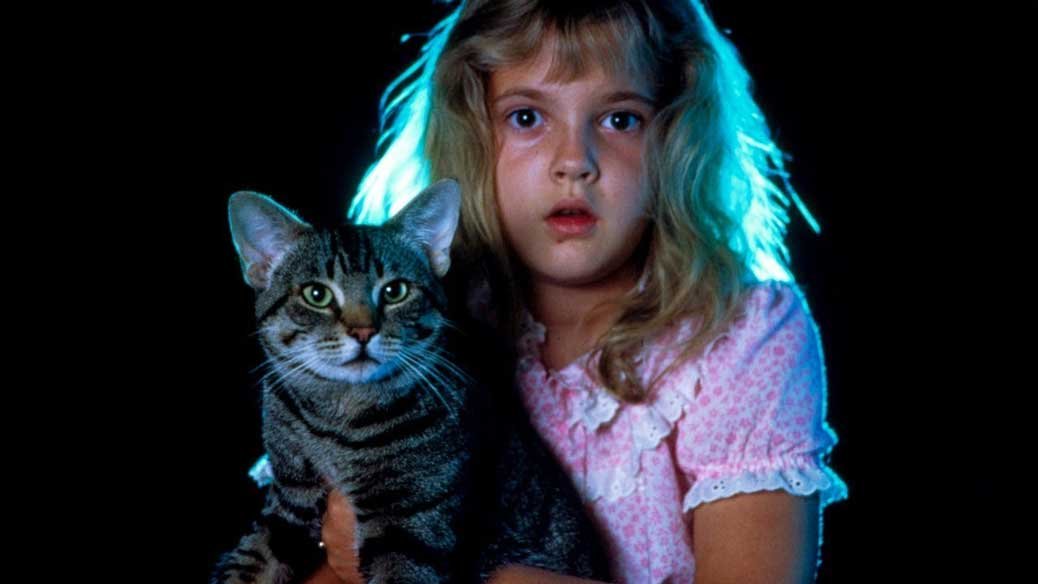 Drew Barrymore håller upp en katt i Stephen King-filmen Cat's Eye