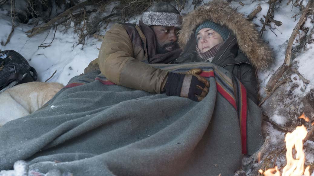 Kate Winslet och Idris Elba i The Mountain Between Us.
