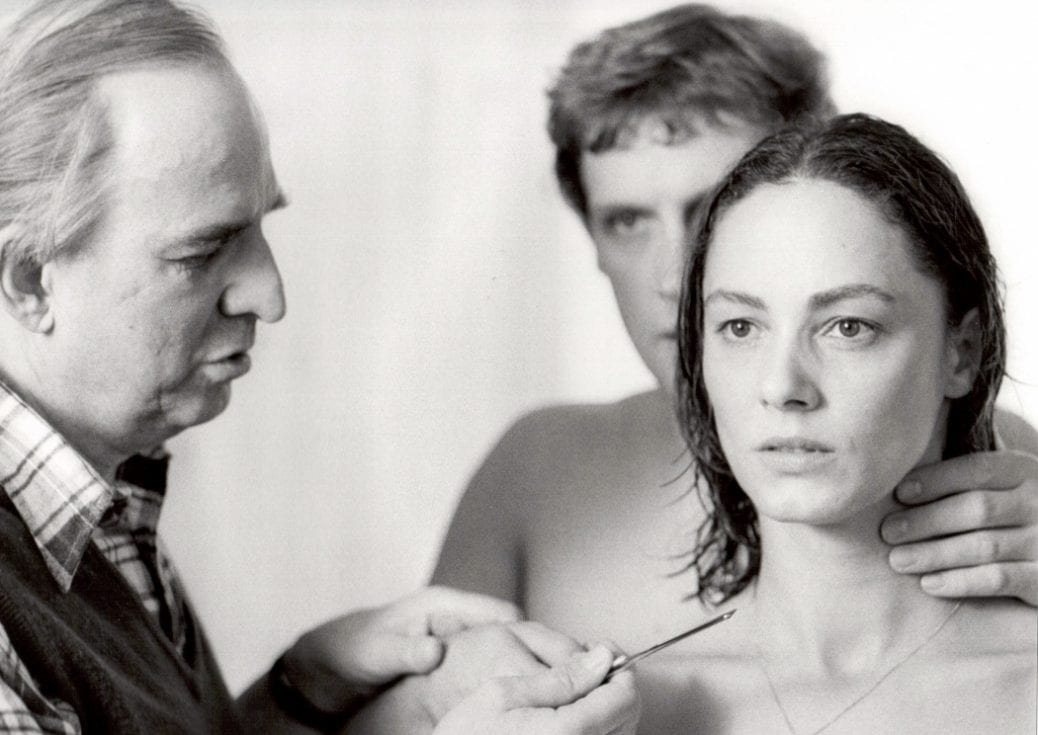 Ingmar Bergman instruerar huvudrollsinnehavarna i Ur marionetternas liv. 