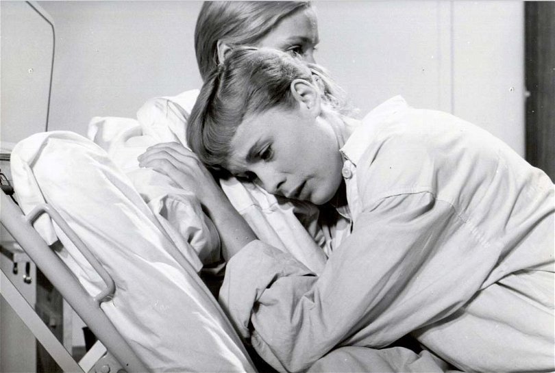 Ingrid Thulin och Bibi Andersson i Nära livet, en av Ingmar Bergmans alla filmer.