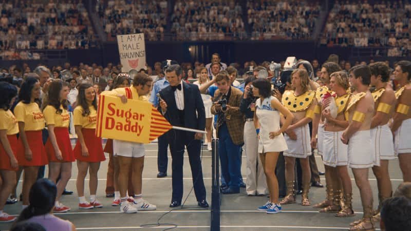 Bobby Riggs (Carrell) och Billie Jean King (Stone) möts på tennisbanan i Battle of the Sexes