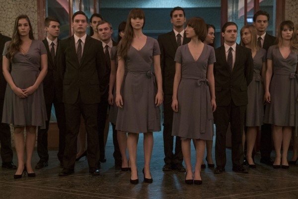 Jennifer Lawrence och de övriga spion-adepterna i filmen Red Sparrow.