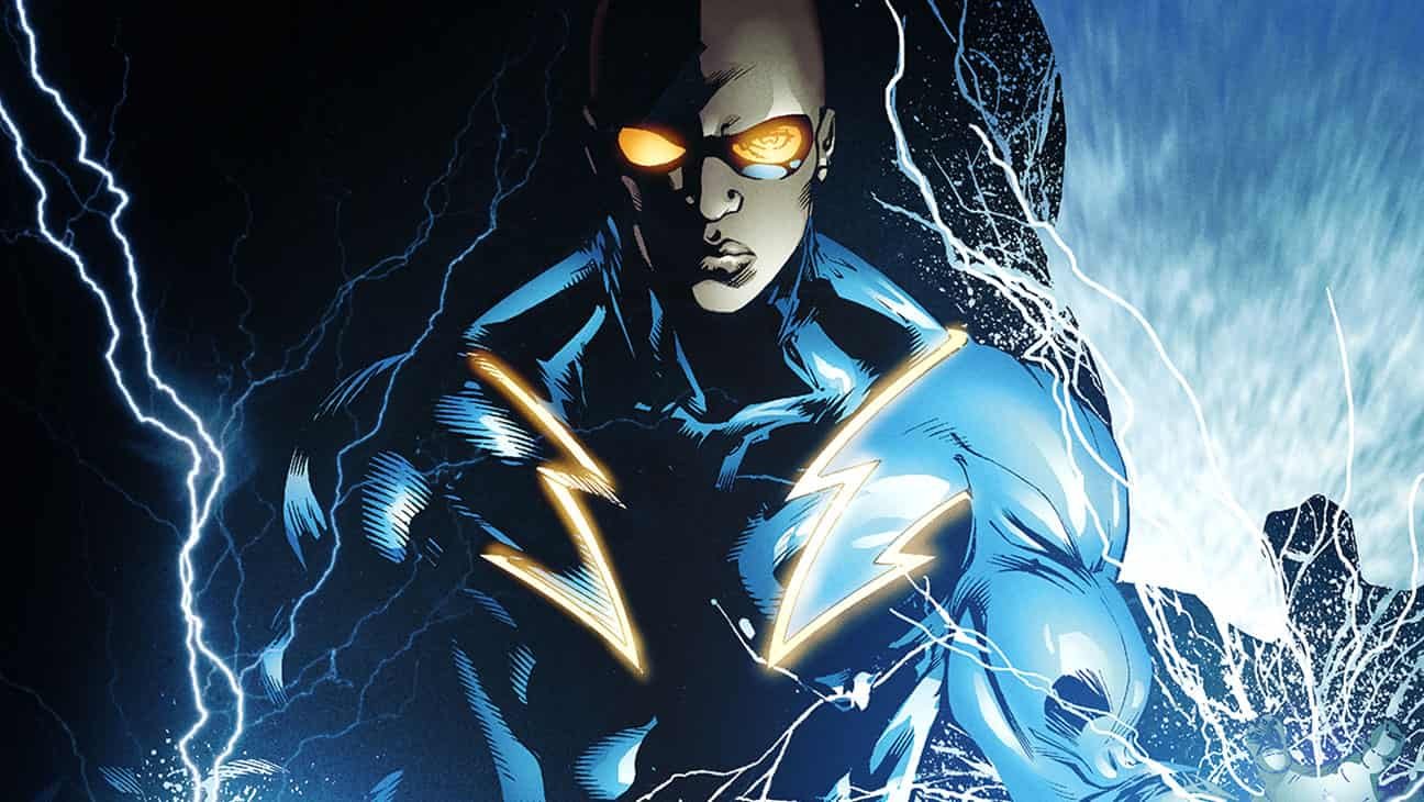 Serietidningsbild av Black Lightning med blixtar som kommer från hans händer