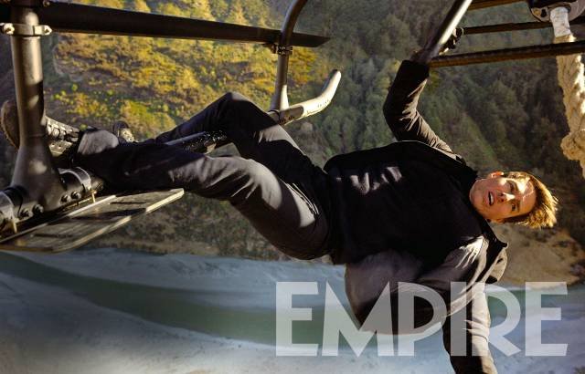 Tom Cruise hänger från en helikopter i nya Mission Impossible.