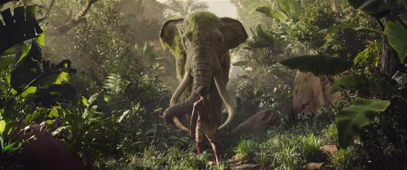 Mowgli möter en elefant i Djungelboken, en av många bra djungelfilmer.