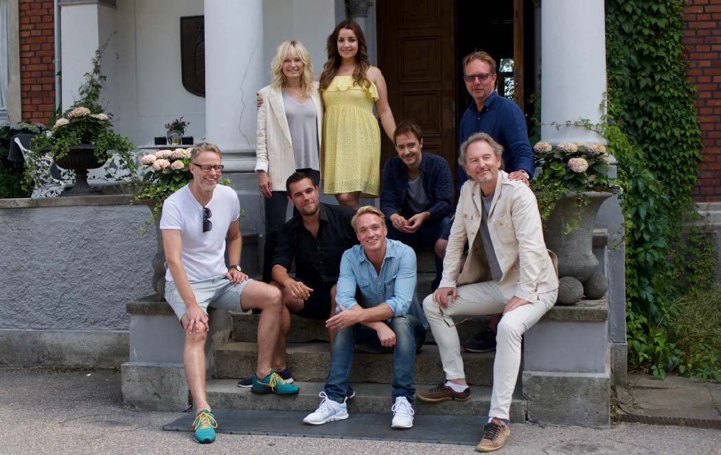Ensemblen i Tomas Ledin-filmen En del av mitt hjärta. Sitter på Thorskogs slotts trappa.