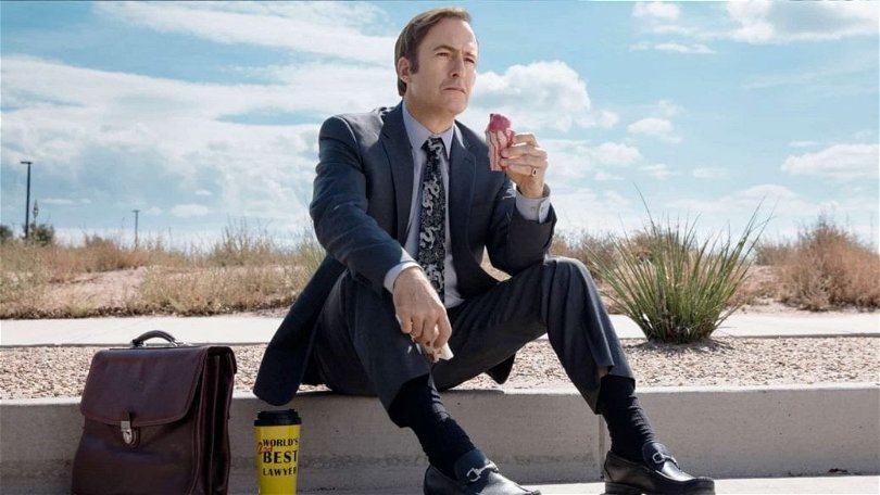 Publicitetsbild av Bob Odenkirk i Better Call Saul, sitter på en trotoar