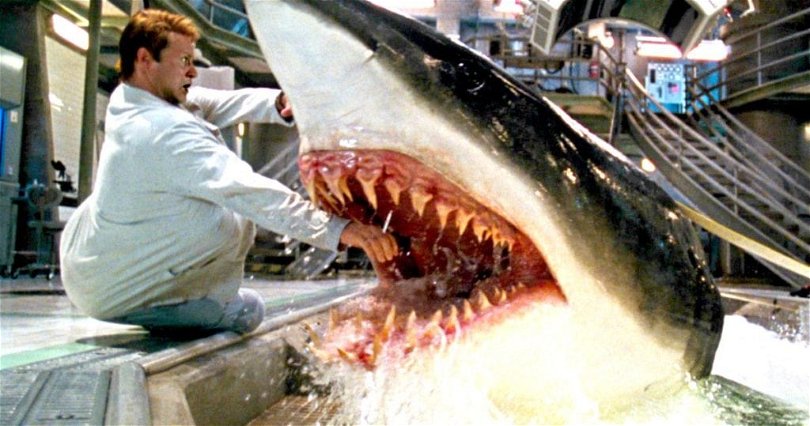 I hajfilmen Deep Blue Sea blir det en hel del hajattacker. Här försöker en haj bita av en forskares hand.