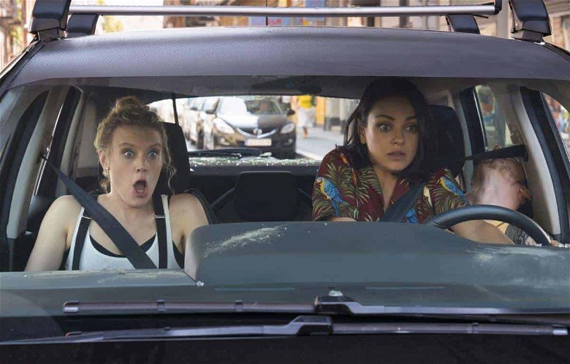 Mila Kunis och Kate McKinnon i en bil i The Spy Who Dumped Me